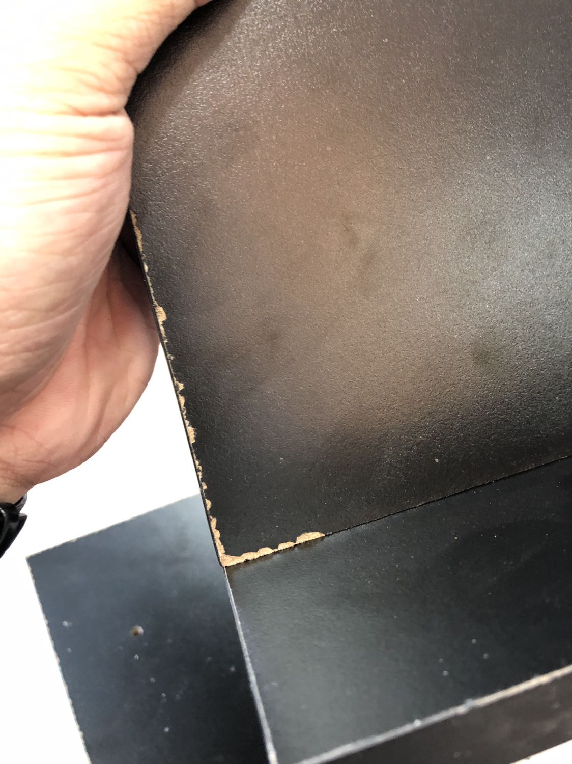 Sản phẩm giao không đúng màu đặt trên Tiki. Các mép của gỗ bị bong tróc nham nhở. Sản phẩm không giống như mong đợi. Thất vọng.