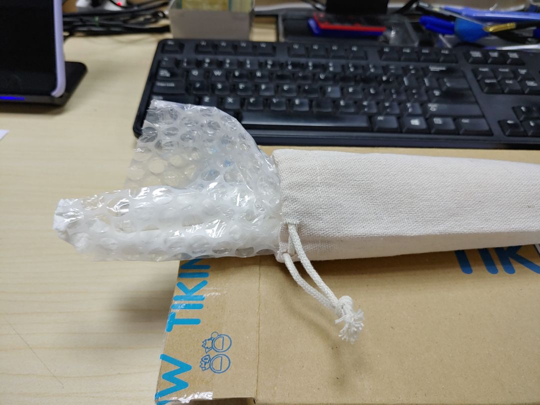 ống hút dầy. cầm chắc tay nên thấy khá an toàn. Túi đựng thiết kế đơn giản gọn gàn. Giao hàng nhanh, nguyên vẹn. Đã dùng thử hơn 1 tháng thấy rất thỏai mái, dễ dàng chứ không cảm giác khó hút như ống kim loại lại vừa tốt cho sức khỏe vì ống trong suốt nên dễ kiểm tra và vệ sinh. Lúc trước mình có mua 1 set ống inox mà thấy hút lên chậm, khó hút, rồi có lúc như hút phải. bụi kim loại vào luôn ấy giờ thì sử dụng bộ thủy tinh này thấy an toàn hơn nhiều rồi. Có khuyết điểm duy nhất là khi gom lại bỏ trong túi đựng nó va vào nhau kêu lách cách phải chi có bán loại túi rời đựng từng ống hoăc trang bị tráng các ống chạm nhau thì hoàn hảo luôn.