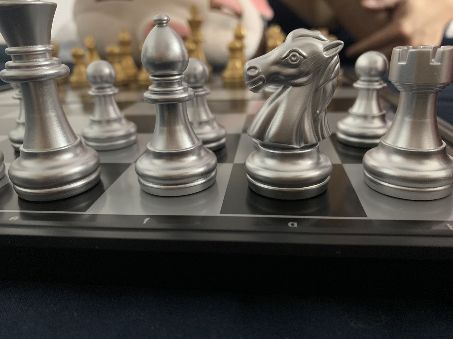 sản phẩm xuất sắc lắm ạ. Mình vừa đặt là tikinow giao chưa tới 2 tiếng đã nhận được rồi.
Mở ra cực kì háo hức và hài lòng, quân cờ khá là tinh xảo so với mức giá, nam châm hút tưởng nhẹ nhưng mà rất chắc chắn luôn. Lật tới lật lui cũng ko bị rớt ra. 
Highly recommend mng nha❤️