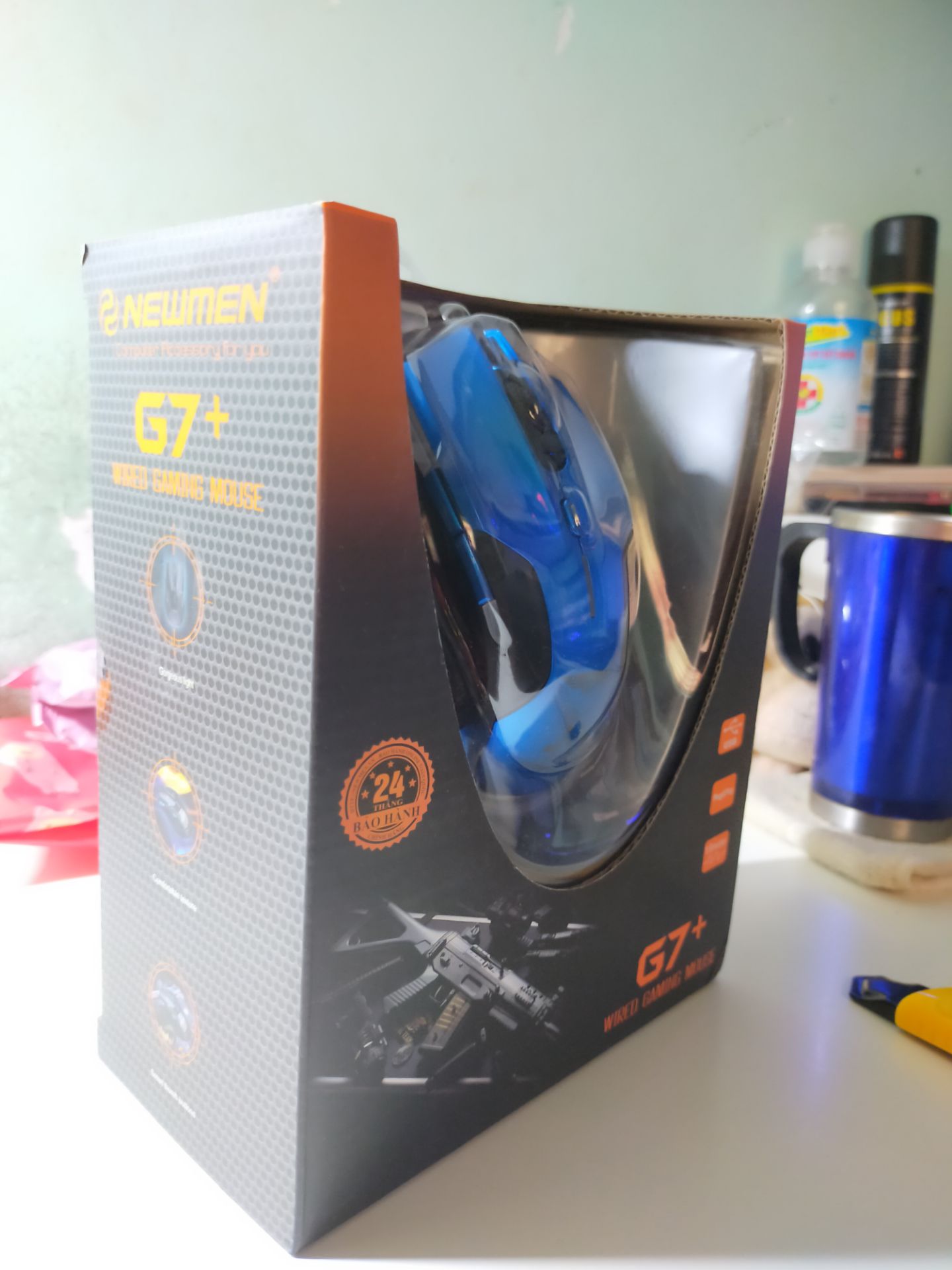 Tikinow đóng gói tiêu chuẩn, không có chống sock nhưng cũng ok vì sản phẩm có hộp riêng nữa. Sản phẩm chính hãng, có tem mác đủ. Dòng Newman này thì mình từng dùng qua rồi, nay thấy chuột cũng được nâng cấp lên phần dây có bọc 3 lớp, đầu dây có cục chống nhiễu còn chuột thì xài vẫn thấy như cũ, khá tốt khi chơi game, mượt, ổn định nếu không đòi hỏi quá cao. Giá thành thì quá hợp lí. 
Điểm trừ duy nhất ở con này là bạn nào bị ra mồ hôi tay nhiều thì sẽ cảm thấy khá dơ. Do bề mặt chuột là bóng chứ không phải nhám nên sẽ để lại vết dơ của tay khi sử dụng nhiều.