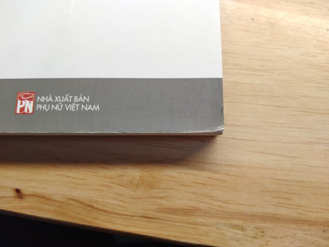 mình cho 4 sao thôi nhé bìa có 1 số chỗ bị cong nhưng k đáng kể nếu mình dùng 1 2 ngày sẽ bị, giấy dày mà tranh đẹp mà nét lắm, phải công nhận tranh của anh ý đẹp dã man thích lắm, chỉ mong au chú ý vận chuyển 1 chút thôi để sách còn nguyên vẹn khi đến tay khách nhé🤭 sách có 1 số xước nhỏ ở bìa thôu mn ạ nhìn xinh lắm