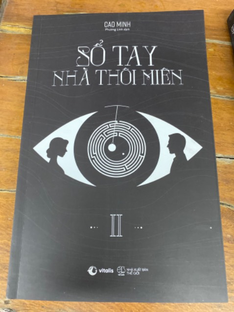 Anh shipper dễ thương. Sách thì mình chưa đọc nhưng hơi buồn vì sách quá dơ. Mình lau ra bụi đen thui. Mình là người yêu sách. Mặc dù biết không ảnh hưởng đến nội dung nhưng nhìn thấy quyển sách bị vậy có chút đau lòng. Mình đọc sách khác của tác giả này rồi nên muốn mua thêm để đọc. Lối tư duy khác, cách viết và hành văn cũng khác. Đọc dễ bị cuốn vào và phải đọc cho đến hết. Mình mong 2 quyển này cũng vậy.