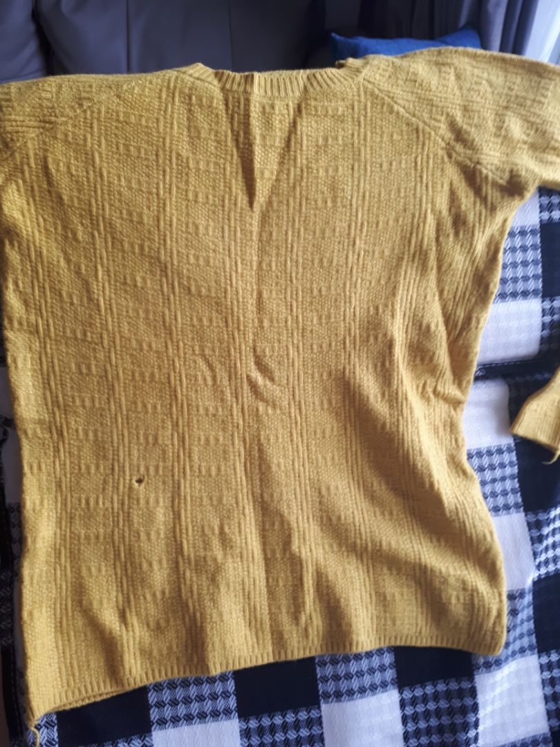 áo thắt nơ mà không có dây để thắt thì làm thế nào bj? chỉ có nhõn cái lỗ --> thành trông như áo thủng ý,huhu