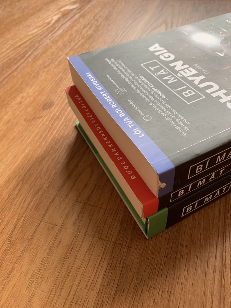 Ba quyển sách là 3 kích thước và đóng tập khác nhau các bạn nhé. Thiết nghĩ nếu như chúng được giống nhau từ kích thước đến đóng tập thì sữ tuyệt vời hơn, đây chỉ là nhận xét về hình thức thôi nhé.