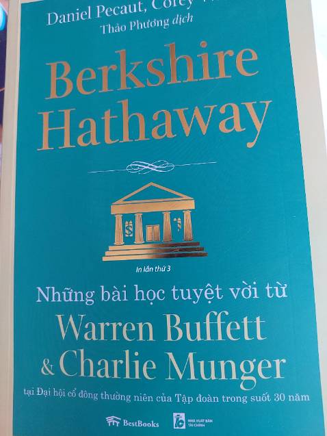 Lại 1 cuốn sách hsy về W Buffett và C Munger. Việc dịch thuật có vấn đề, rườm rà.