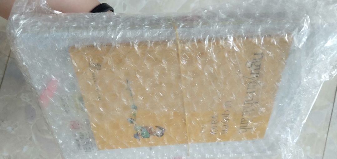 Tuyệt vời, sách được shop gói rất kỹ luôn nè. Mua quyển bìa cứng này còn được tặng thêm 01 thiệp trái tim, 01 bookmark in 2 mặt và thêm quyển sách khổ nhỏ "Út Quyên và Tôi" nữa. Quá đã!!!