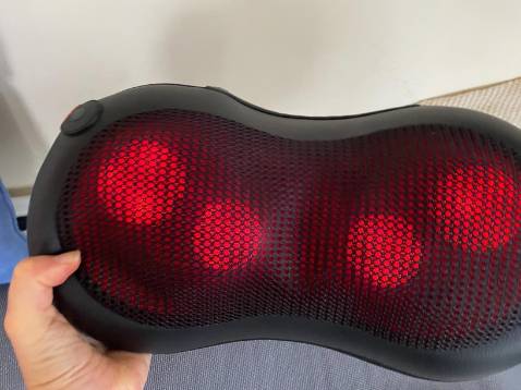 Không biết có ai bị khó ngủ như mình không. Mình đi làm ngồi nhiều mà toàn làm bằng máy tính nên mỏi kinh khủng, mà còn đau không ngủ được, đã khó ngủ thì chớ nhiều hôm đau quá thức cả đêm :((( Xong mua con này về dùng thử tại lên chỗ này thấy nhiều review tốt. Về nằm thì thấy ổn hơn, đỡ đau hơn nhiều, dễ ngủ hơn nữa. Mình còn mua thêm một cái cho bố mẹ ở quê thấy 2 cụ cũng bảo tốt. Chất lượng tốt lắm mọi người ạ