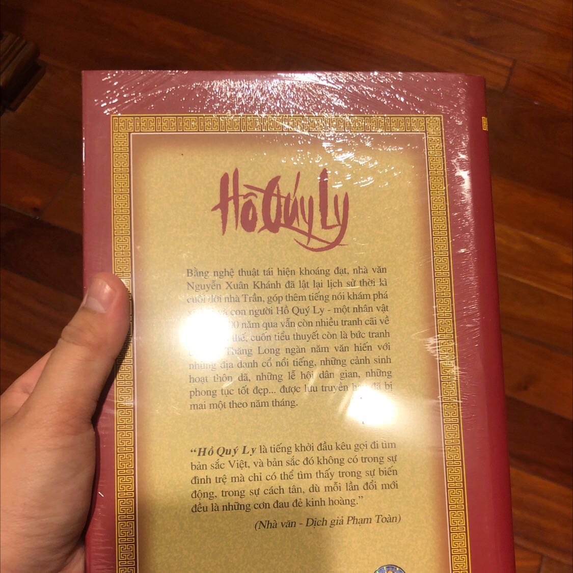 Sách đặt TikiNow nên được giao trong vòng 2 tiếng. Còn nguyên màng co, bìa cứng 4 góc nguyên vẹn đẹp tinh tươm.