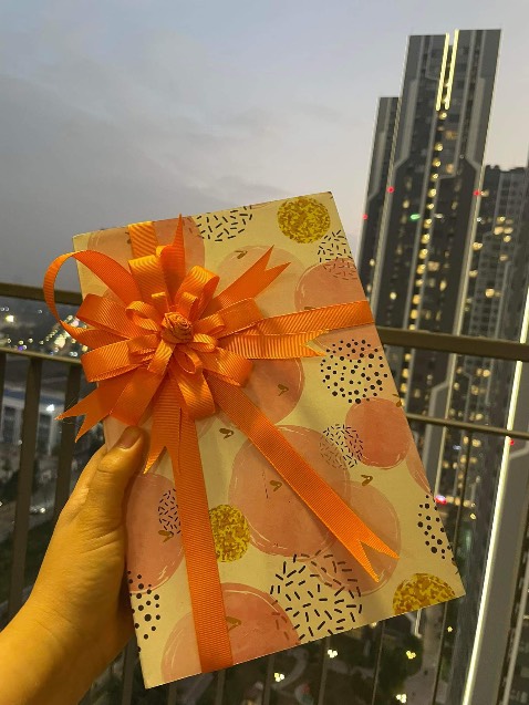 Sách dễ thương cho cả mẹ và bé ạ, Tiki giao đúng hẹn, gói quà xinh mà dc free kèm thiệp chúc mừng. 1000d nha 🧡