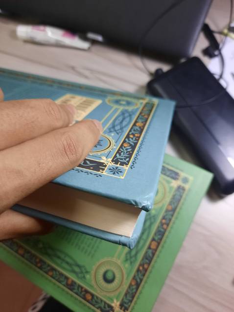 Đóng gói quá ẩu. Sách dập hết các góc.