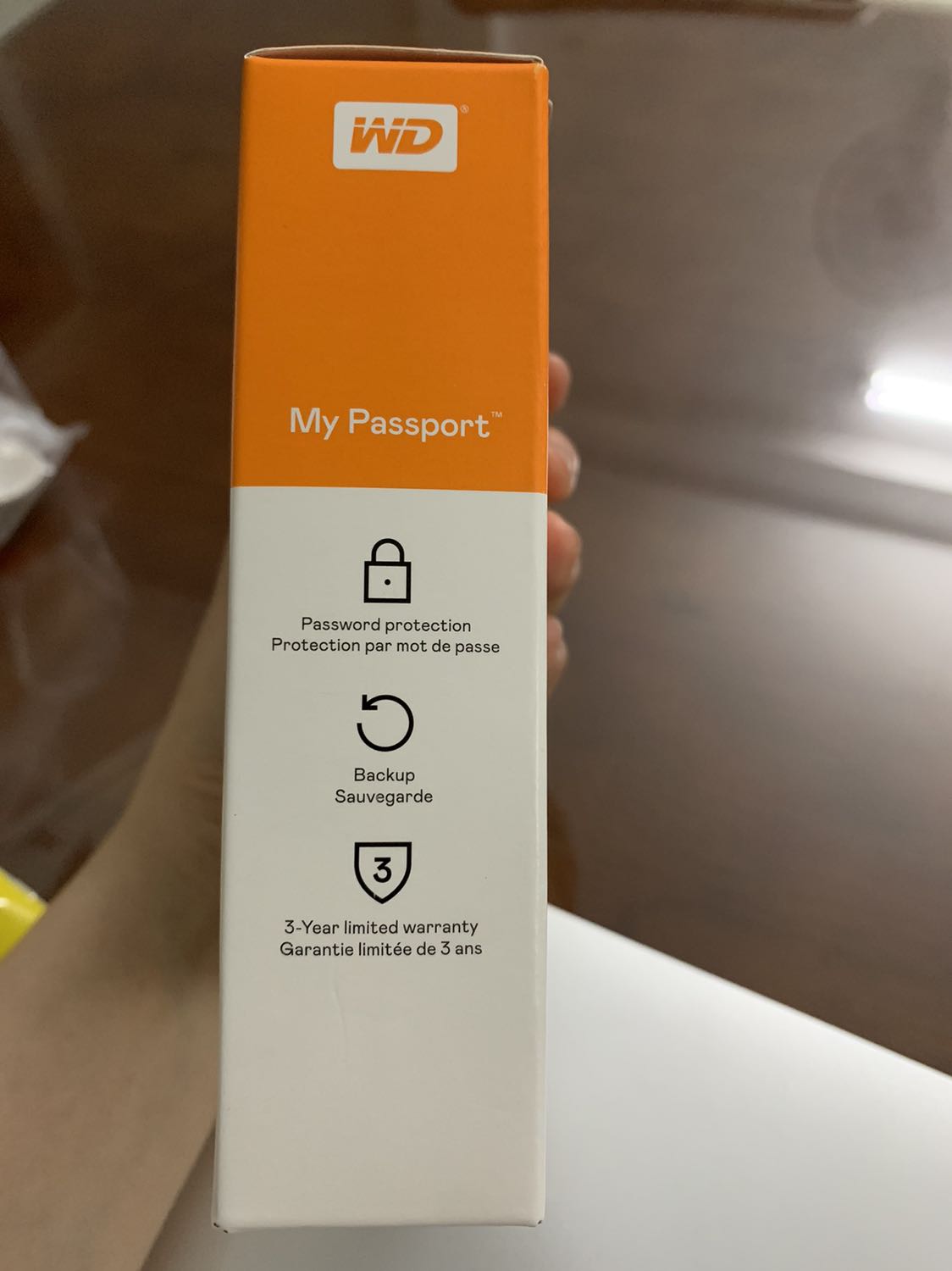 Mọi thứ đều tốt. Trừ cái nắp vỏ hộp có đường lằn như đã bị mở ra, và tem bảo hành dán trên ổ cứng có 3 lỗ như kim châm (vì người bán không mô tả gì về vấn đề này nên mình mặc định đây là vấn đề của bên bán). Rate 3 sao.