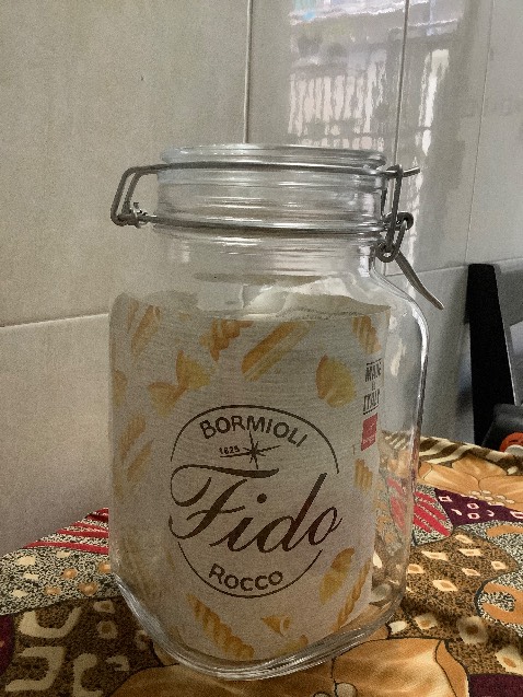 Hũ có nắp gài nên đóng kín, không biết để trong tủ lạnh nắp gài có bị sét gỉ không , thủy tinh dày. Đóng gói nhiều lớp nên hàng giao đến không bị sứt mẻ. Sản phẩm rất ưng ý.