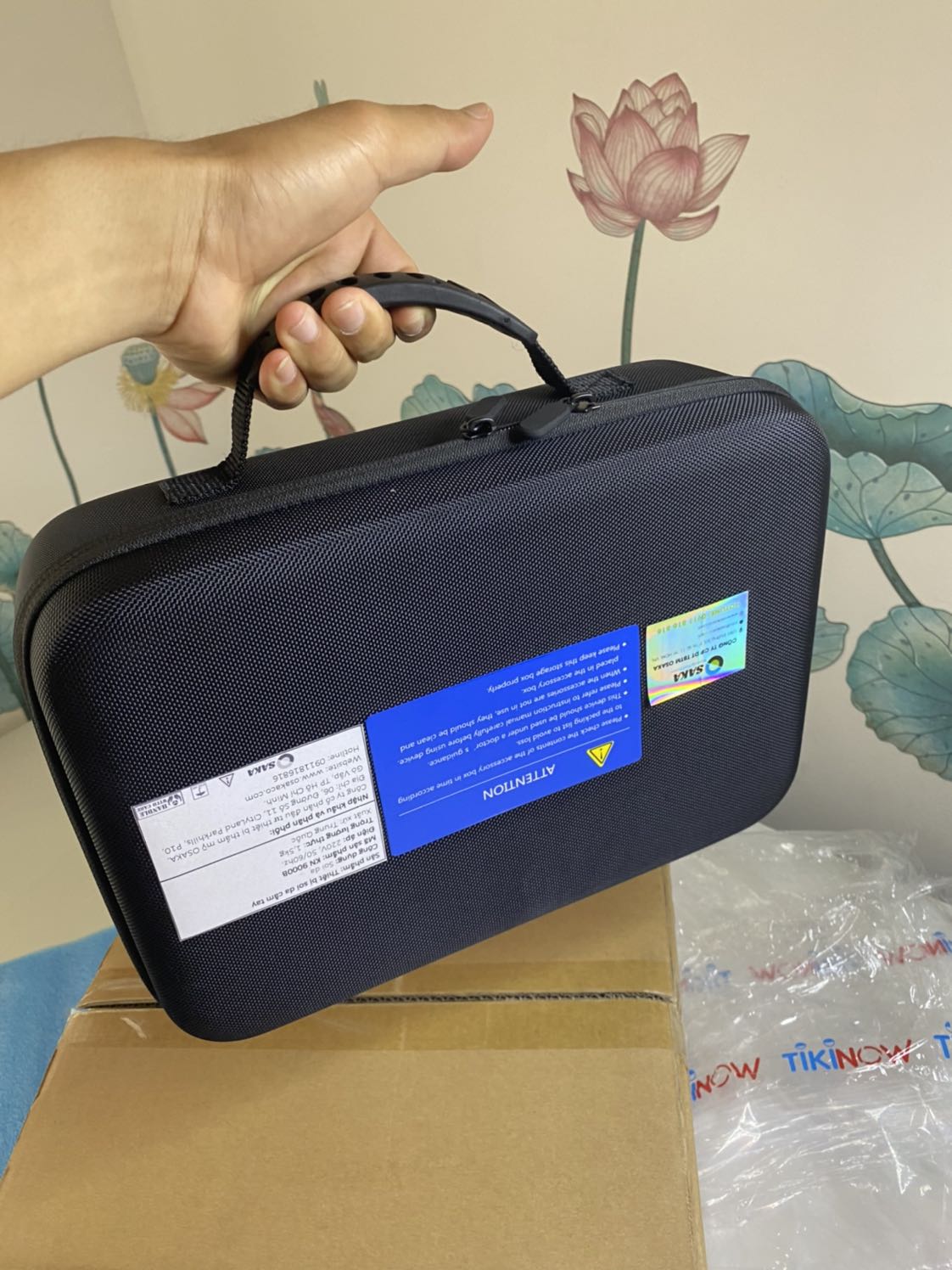 Công nhận tikinow Giao hàng quá nhanh.
Đóng gói cẩn thận, sản phẩm đẹp cầm chắc tay, thích nhất là cái hộp xách gọn nhẹ. Xuất xứ thương hiệu Mỹ có FDA mà giá lại rẻ. Nhà phân phối hướng dẫn sử dụng nhiệt tình dễ hiểu. Sẽ giới thiệu cho bạn và tiếp tục ủng hộ Shop. Trong thời gian sử dụng sẽ đánh giá uy tín bảo hành của shop.