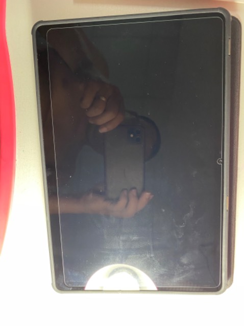 Mua 2 lần. Lần 1 OK, lần 2 giao sai sản phẩm; nhắn tin cho shop thì im ru. Miếng dán nhỏ hơn so với màn hình