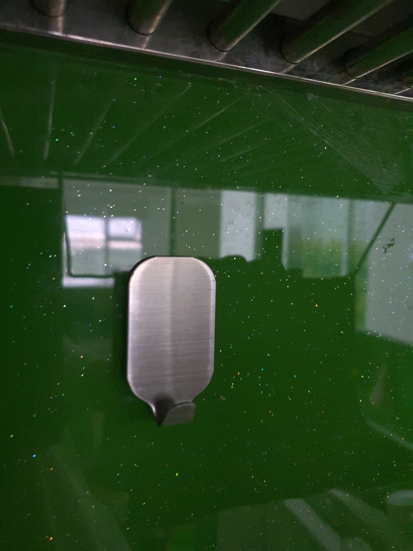 dán lên kính thì ok. dán lên tường hoặc gỗ cần chít thêm keo 502 hoặc khoan vít. móc hơi cạn và to nên chỉ móc dc mấy cái khăn hoặc vòng...