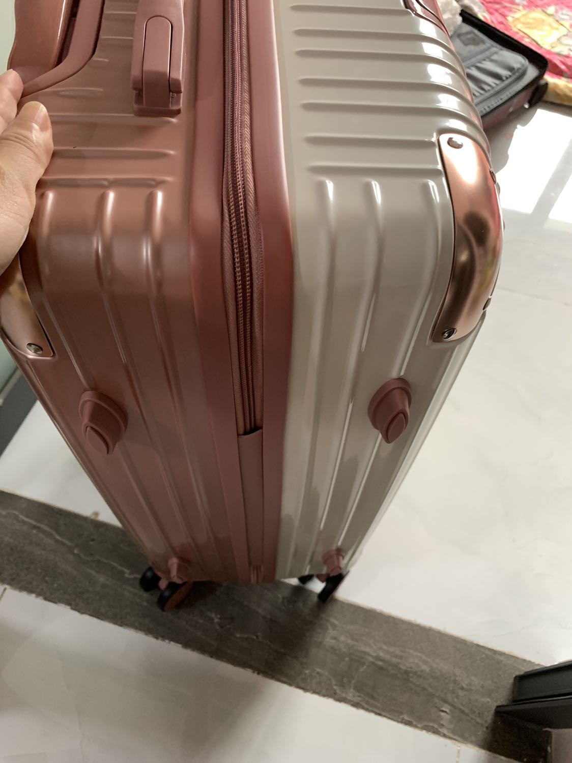 Ưu điểm: màu đẹp, nguyên vẹn không vết xước, đúng size, dây kéo ok, đúng như shop miêu tả, shop chuẩn bị hàng nhanh, giao hàng đúng hẹn, thân thiện dễ thương.
Nhược điểm: khá mỏng không thích hợp cho đi du lịch nhiều hay đi nước ngoài, dễ trầy xước, khá ít ngăn.