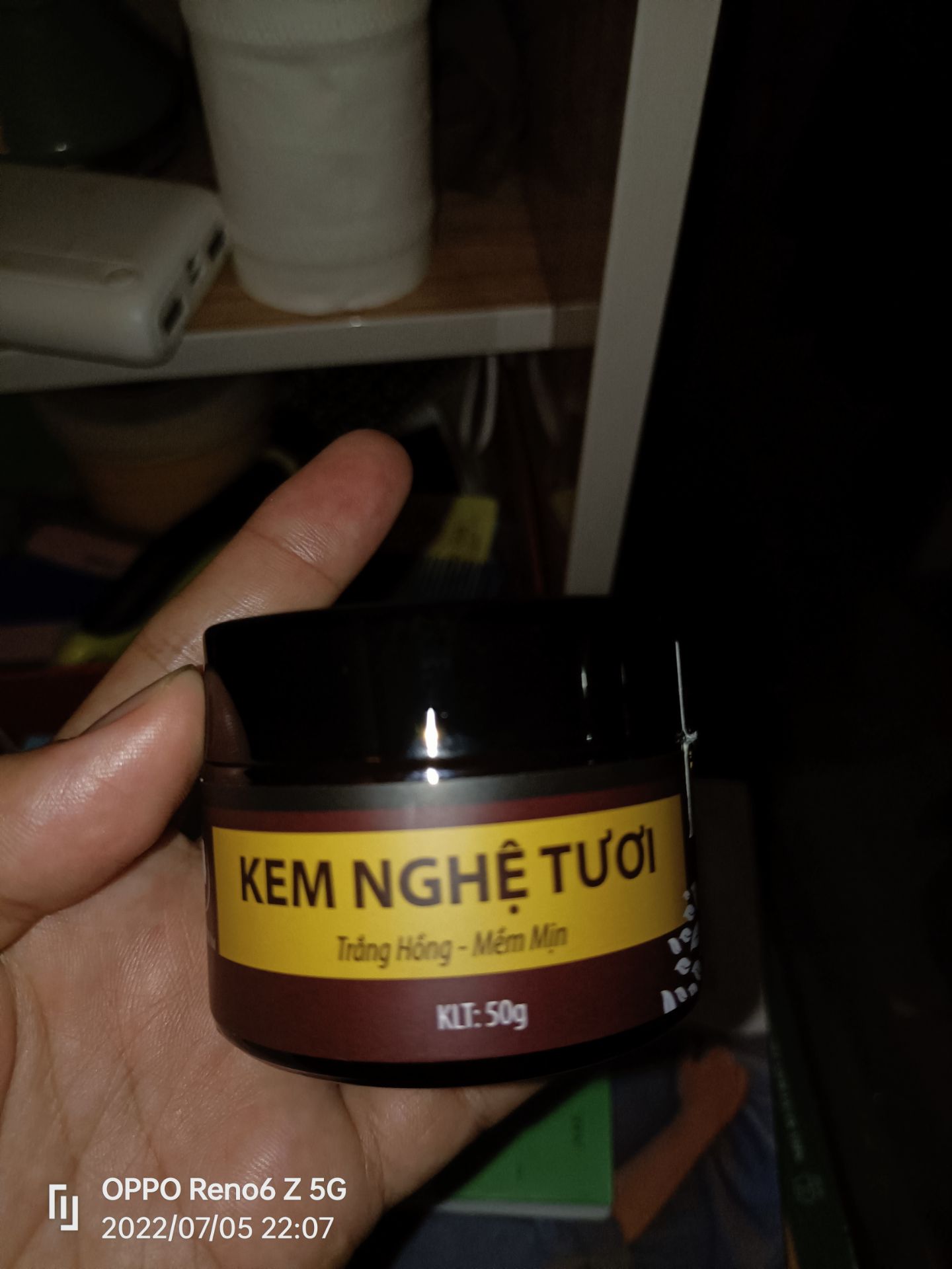 sữa rửa mặt nghe mùi thiên nhiên, còn kem nghệ thơm mùi nghệ nhìu không bị vàng da.