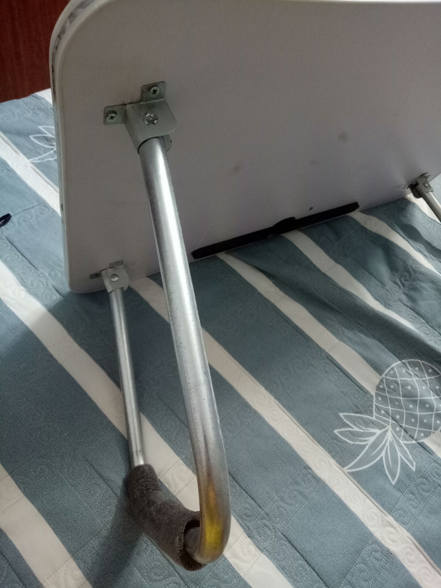 Hàng không giống hình, 1 cái ảnh đăng 1 cái thực tế khác nhau, trên ảnh chân đế nhìn khá đẹp mà về nhà nhìn thế này, thất vọng hơn nữa rất bập bênh