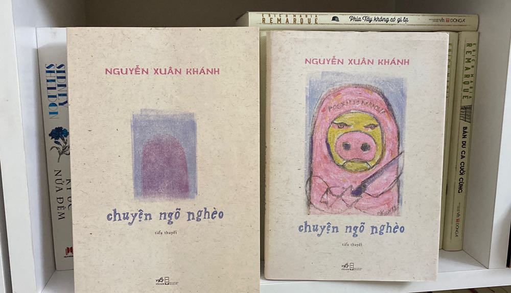 Thông tin cơ bản: Chuyện ngõ nghèo được sáng tác bởi nhà văn Nguyễn Xuân Khánh, người dành được giải thưởng thành tựu trọn đời của hội nhà văn Hà Nội. Đây là một cuốn sách có số phận khá trắc trở, bị cấm vận suốt một thời gian dài, thậm chí phải đổi tên từ "Trư Cuồng" thành một cái tên kém hấp dẫn hơn là "Chuyện ngõ nghèo". Sách có khổ vừa, dày 320 trang chia làm một vài chương. Lưu ý là bìa mặt lợn chỉ là lớp vỏ áo, bìa thực sự là hình minh hoạ cái ngõ, chắc là để lách luật.

Tóm tắt: Tác phẩm được kể dưới dạng nhật ký của cựu nhà văn Hoàng, một người dính vào lao lý và suýt bị đi tù vì những dòng văn bị nghi là chống đối tổ chức, trong quãng thời gian bao cấp *** khổ và nuôi lợn tăng gia. Hai người hàng xóm của Hoàng là Lân và Tám gàn cũng nuôi lợn. Một người nuôi lợn theo phong cách nghệ sĩ và đặt những cái tên chiến tranh cho lợn. Một người là giáo viên sinh học đang ấp ủ viết cuốn Bách Khoa Lợn. Tác phẩm bắt đầu chậm rãi với những chuyện chạy ăn từng bữa song song với việc nuôi lợn. Sau đó tác phẩm tăng tốc với những hồi tưởng, suy nghĩ, đàm đạo của những người "cuồng trư" là Hoàng và Tám và kết thúc với những chuyến phiêu lưu giả tưởng trong lúc hôn mê của nhân vật chính.

Cảm nhận cá nhân: Mình có kì vọng vào một cuốn sách kể về thời bao cấp, nuôi lợn tăng gia ở Hà Nội thời xưa. Tất nhiên tác phẩm cũng có nói về chuyện đó, nhưng từ giữa tác phẩm trở về sau, nội dung chính thực ra lại là sự chế giễu đối với loài người, bất công xã hội, thói quan liêu,... bằng việc mượn hình tượng con lợn. Đọc cuốn sách mình mới hiểu tại sao nó lại bị cấm vận lâu đến vậy. Rất nhiều chủ đề nhạy cảm như tham nhũng thời bao cấp, ngoại tình, phe cánh chính trị, thậm chí cả sai lầm của công cuộc cải cách ruộng đất đều được nhắc đến với giọng văn đay nghiến chua ngoa. Dù xã hội và kiểm duyệt ở VN giờ đã cởi mở hơn nhiều, mình vẫn thấy chưa kịp quen với một tác phẩm có tính đả kích mạnh mẽ đến như vậy (mặc dù đây có thể là điều tốt!).

Tác phẩm được viết theo phong cách tản văn, đặc biệt là nửa sau cuốn sách mô tả hành trình vào hỗn mang của nhân vật chính khi ông bị ốm nằm hôn mê, nên khá khó để theo dõi. Đọc văn mà cảm giác như mình đang say vậy, đọc một lần thấy thiếu thiếu, đọc 2 lần thấy sai sai, đọc 3 lần thì thấy mình chưa hiểu gì cả. Mà mình sống ở nước ngoài lâu lâu rồi, chắc có lẽ cần phải đọc lại một vài lần nữa mới thấm hết tình cảnh trong nước được.

Đề cử: Đây là cuốn sách khá nặng nề với người trẻ, và chứa nhiều hình tượng sâu sắc trong con chữ nên mình nghĩ chỉ hợp với những người từng trải.

Đánh giá cá nhân: 4.0/5.0