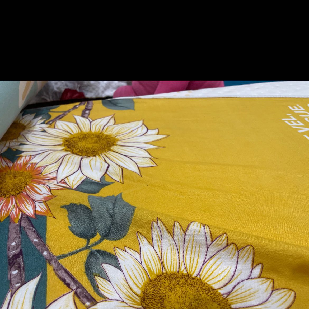 Nệm mềm, giao rất nhanh.
Bạn giao hàng hỗ trợ mang lên phòng giúp mình.
Nệm bảo hành 13 năm, ko có mùi lâm dù phòng mình khá kín.
Giá rất tốt, mình lại mua trả góp ko lãi của Tiki và Ngân hàng. 
Nên mua và nên mua ở Tiki nhé.