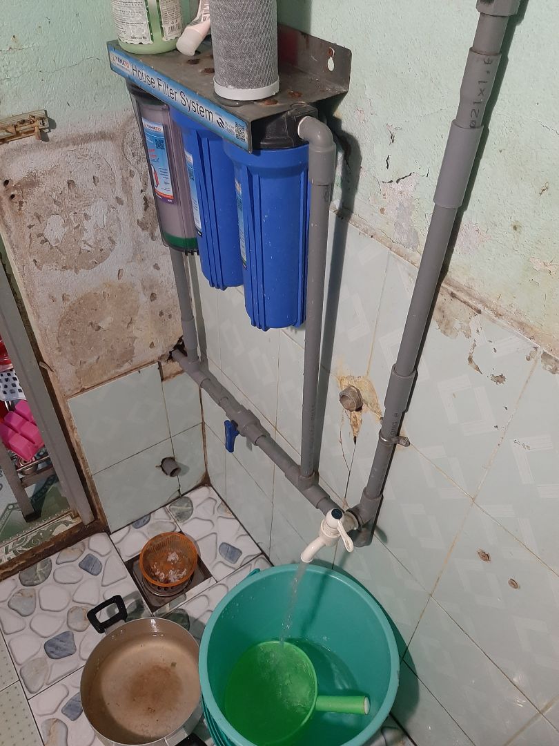 1 cục lọc số 3 k qua nước được, hệ thống này tôi sử hơn 1 năm nay vẫn bình thường. bây giờ thay lõi lọc mới k sử dụng được.
kèm 1 hình ảnh k ra nước khi gắn lọc. và 2 hình ảnh khi tháo lọc số 3