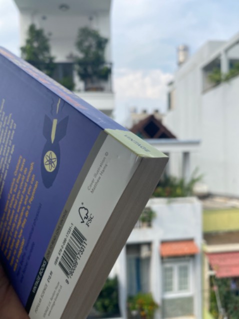 Mùi sách quá là thơm rồi.
Độ hoàn thiện tốt 9/10. Phần góc ở gáy sách hơi nhăn xíu
Chất lượng giấy 10/10