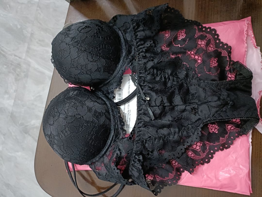 Quá ưng từ cách gói đồ màu hồng dễ thương cho tới quà tặng cột tóc xinh xắn.cảm ơn shop ạ.sản phẩm thì đẹp miễn chê.chất liệu ok la lắm.sẽ ủng hộ shop thêm.😍