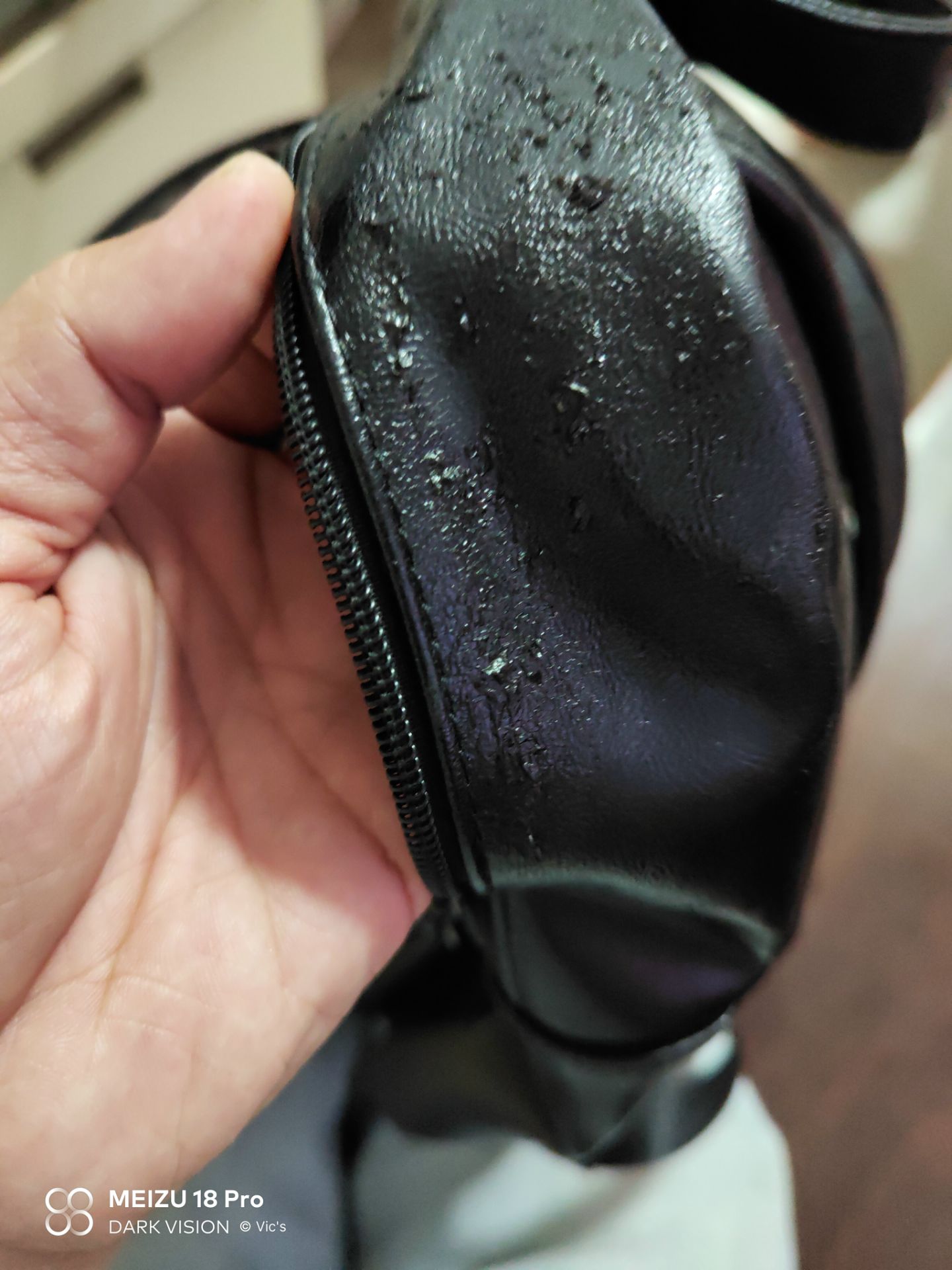 Trước khi mua đã trao đổi kỹ, shop khẳng định là da thật 100%, chỉ phủ lớp keo để chống nước. Nhưng khi nhận hàng thì rõ ràng là da PU, vad sau khi dùng đc 2 tháng thì tróc cả ra thế này.