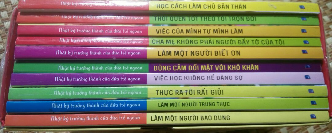 Mình đặt mua xong rồi mới nghe nói sách này nhiều chỗ bán sách giả lắm. Khi nhận hàng, thấy sách của shop là sách chuẩn, còn nguyên màng bọc, có bản quyền của nhà sách Minh Thắng và nxb Dân trí. Các chỗ bán sách giả in là nxb Thanh Niên, bìa ngoài thì giống nhưng nội dung bên trong hoàn toàn khác, thậm chí có chỗ còn không in màu mà là sách photo, mọi người cần lưu ý.
Nhưng trừ shop 1* vì chỉ bọc 1 lớp nilông ở ngoài, khi vận chuyển bị móp hết hộp.