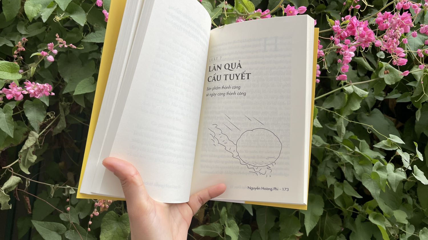 TikiNow Giao hàng nhanh cực, tác giả vừa đăng bài giới thiệu sách là mình đặt mua ngay. mới đặt hàng xong ngồi chờ Grabfood giao cơm trưa mà sách đã tới. Sách hướng dẫn các tư duy cốt lõi khi kinh doanh online trên sàn Việt Nam, rất phù hợp trong giai đoạn này. Vừa xem qua mục lục thì thấy nhiều mục có giá trị tham khảo cao, hình vẽ rất đẹp. Đóng gói chỉn chu.