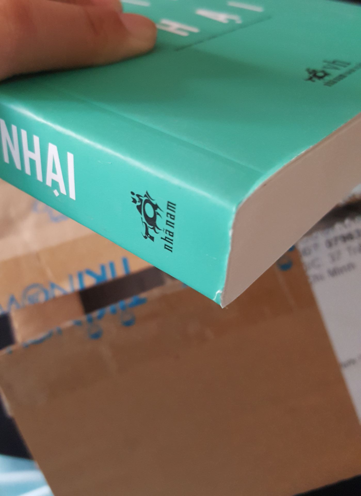Có ưu điểm là giao hàng đúng hạn, nhưng có lẽ do quá trình vận chuyển nên hộp đựng bị lõm vào. vừa cầm sách lên là tay mình bị dính cả đống bụi, kèm theo vài chỗ bị dính bẩn trên bìa nhưng cạy ko ra (khá đau lòng). Chắc vì hộp đựng hơi nhỏ nên bìa sách bị chầy xước đôi chỗ, mép sách bị rách và cong như trong hình. Mặc dù có thể thông cảm được, nhưng lần này hơi thất vọng vì mình đã mong đợi sẽ có trong tay 1 cuốn sách mới tinh.