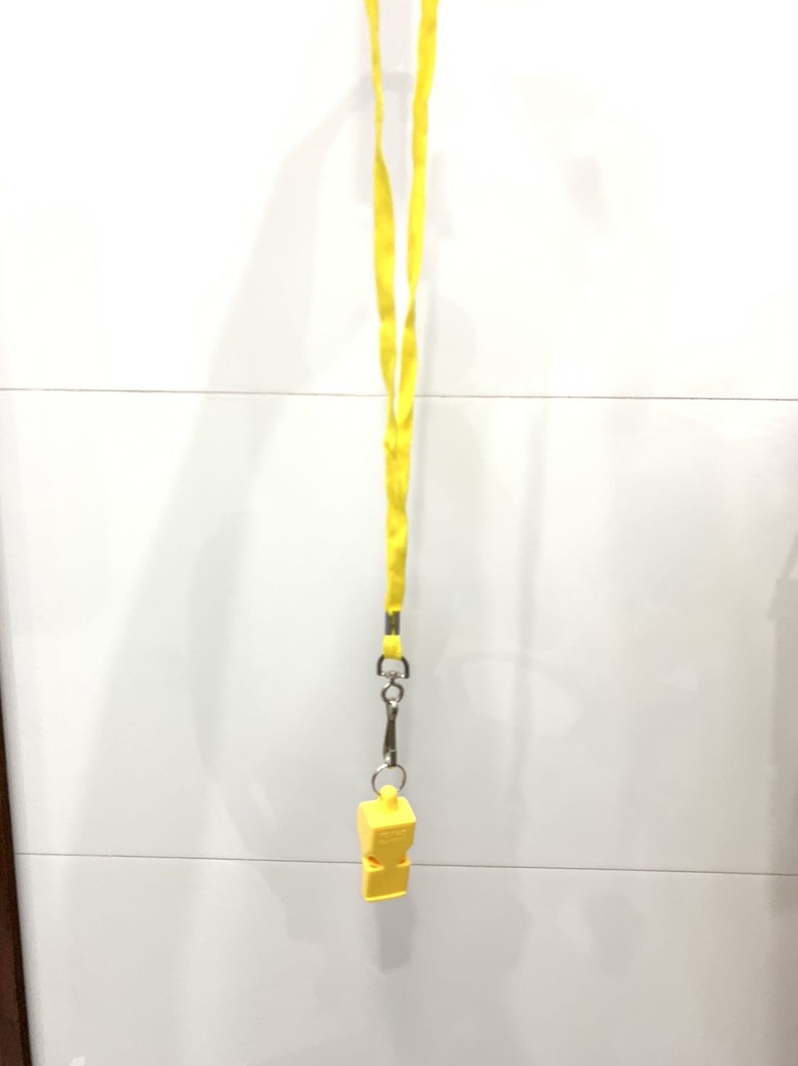 Còi thổi rất lớn,đanh không tốn nhiều hơi khi thổi , shop cho mình hỏi mình lỡ làm mất miếng cao su miệng còi r có ảnh hưởng tính năng gì không