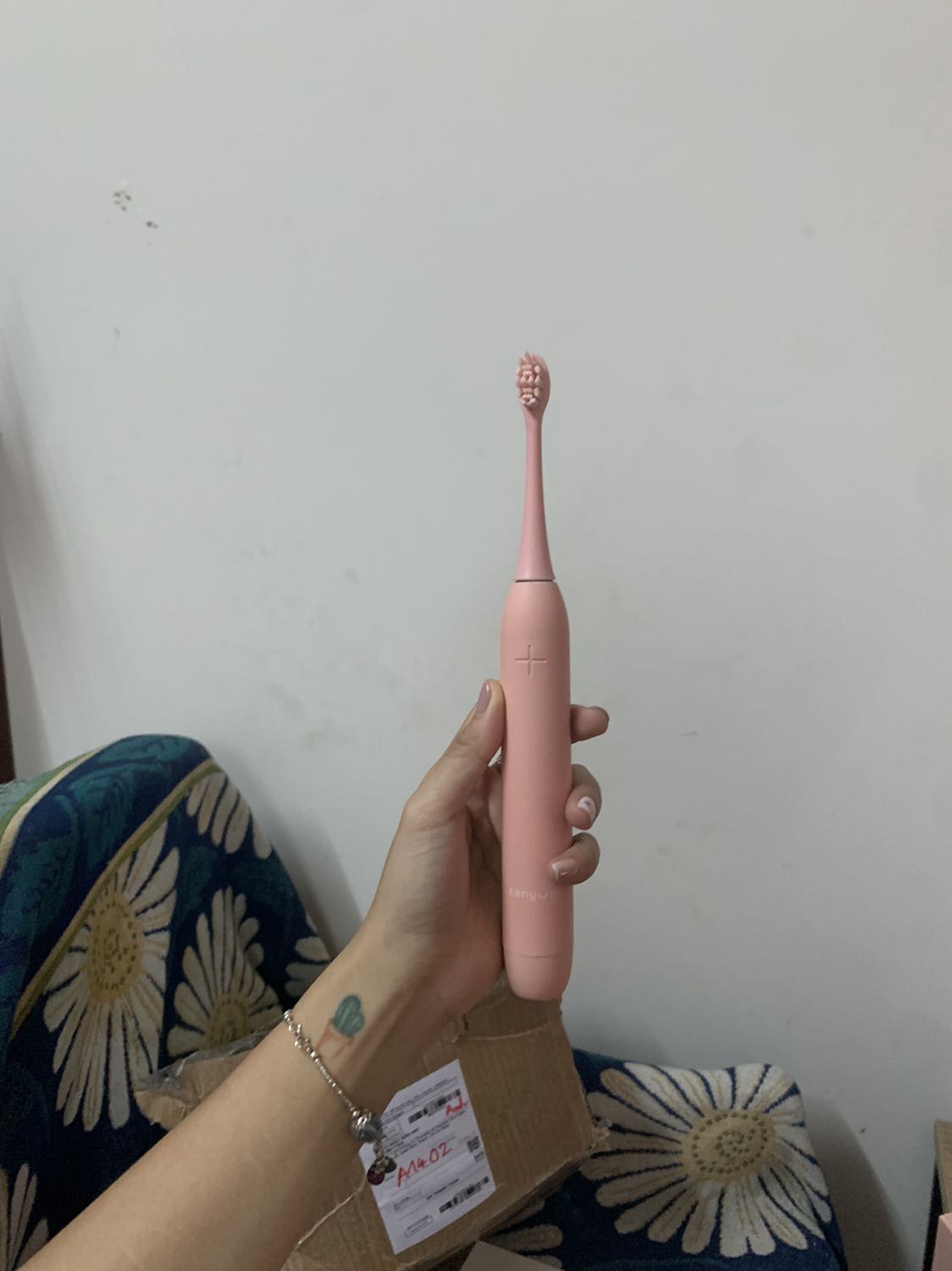 Bàn chải siêu siêu đẹp, màu nhìn cưng. Ko phải nhựa bóng như mấy loại khác mà kiểu hơi nhám và có ma sát nên cầm thích hơn hẳn. Có chống nước và sạc trên đế sạc chứ ko phải cắm dây nên nhìn xịn sò. Nên đầu tư nha các bạn, đánh xong ghiền ko đánh bàn chải cũ nữa :)))))