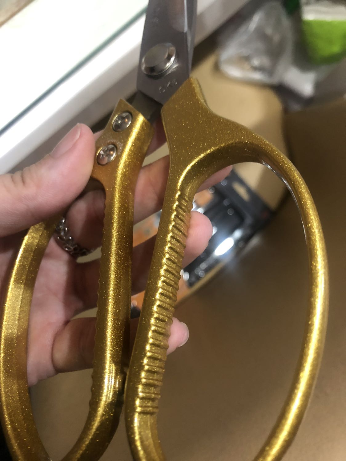 Giao nhanh 2h. Đóng gói đẹp, giao đúng mẫu đặt, kéo mới, mẫu đẹp cầm chắc tay, nhìn rất ưng. 
Cảm ơn nhà phân phối An Vũ Techcom và Tikinow.