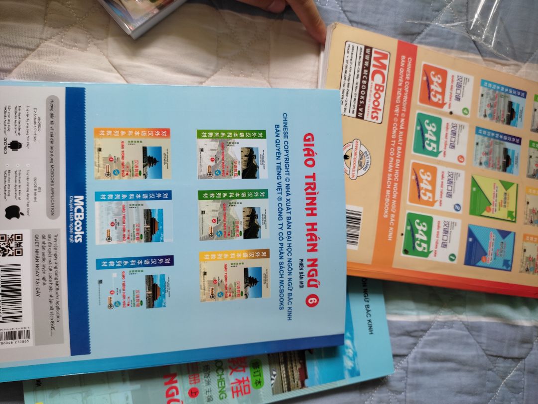 5 sao vì là Tiki, chứ ko hài lòng MC book lắm. Lúc trước mua cuốn GTHN 4, giấy màu ngả vàng nhạt, mịn, chữ ko quá to, vẫn rõ ràng, nhìn tinh tế. nay nhìn giấy trắng, chữ thô to không quen. 
Nay ko còn đĩa CD nữa, nay MC book có app rồi, khá tiện. Dùng app của MC cũng lâu rồi, mong MC có đọc được thì cố gắng đầu tư hơn nữa vào app, để không phụ lòng con dân mua sách gốc ủng hộ.