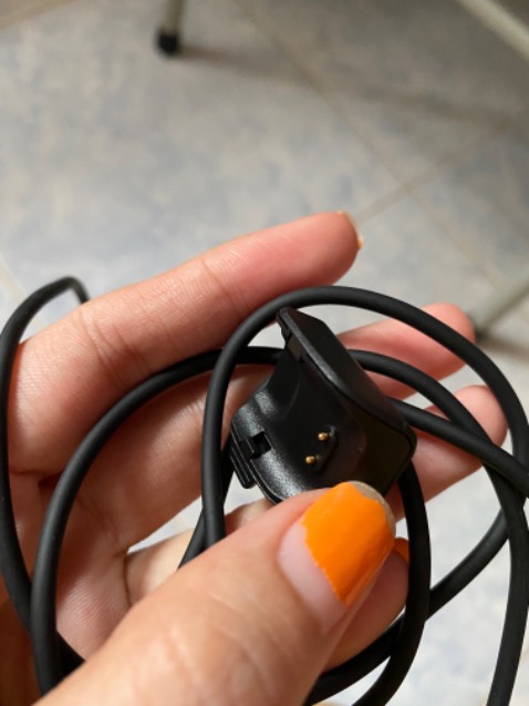 Sạc k chính hãng nhìn bự hơn với k có mã code, dây cũng dài với khác nhưng nói chung sạc nhanh, ok, sạc chính hãng tự nhiên hư may mà có bán