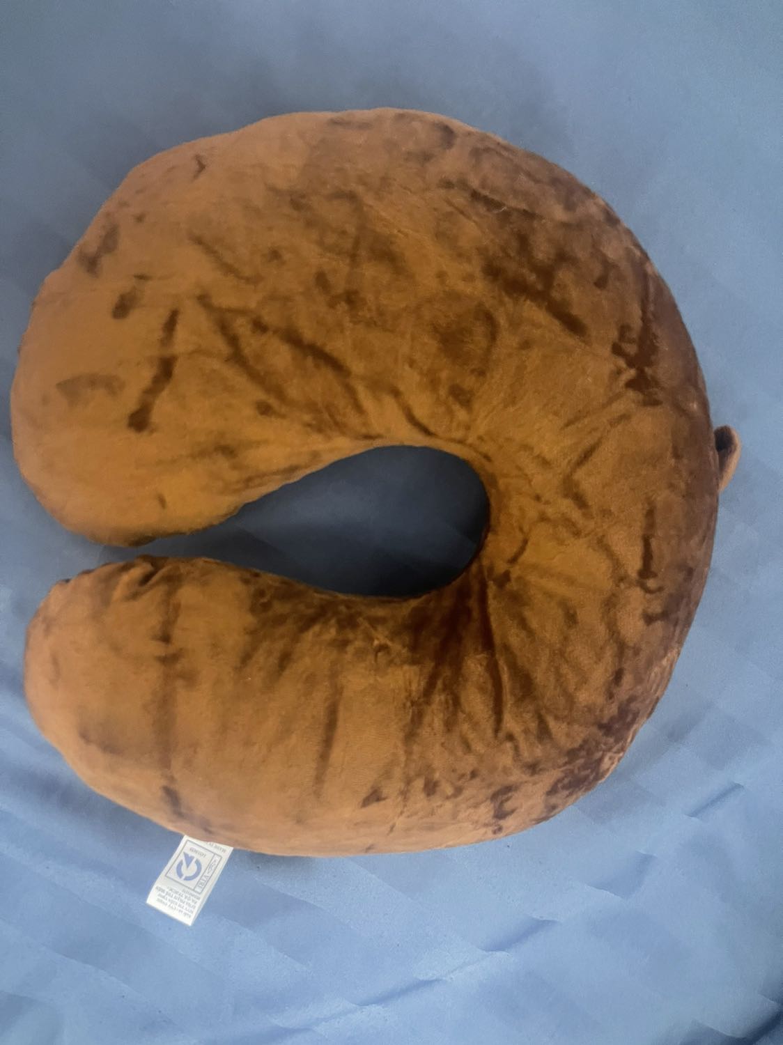 gối ôm cổ bằng nhung êm mịn lắm. Nhìn hình nhỏ chứ ôm vô cổ bao hết đầu tựa đã lắm luôn. giá vậy mình thấy khá rẻ. mn nên mua