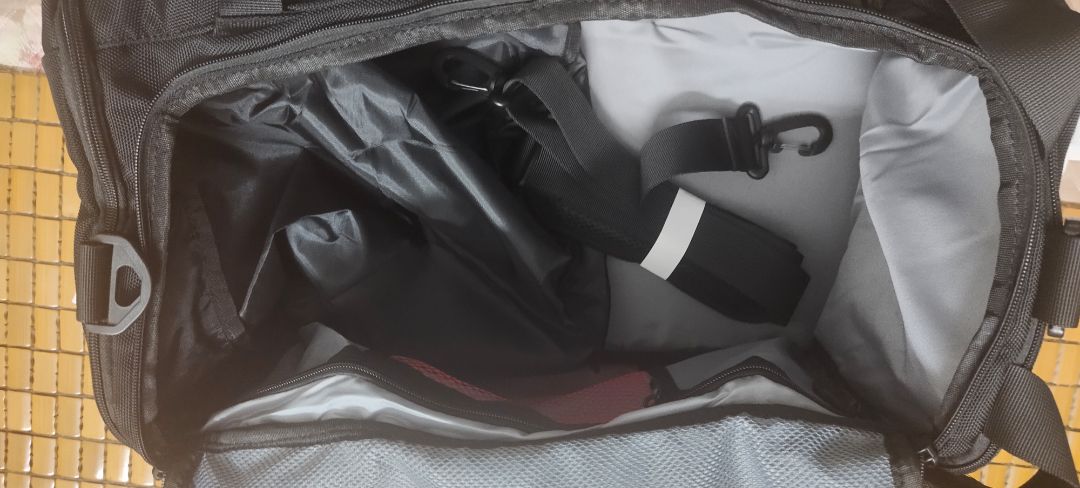 đã nhận hàng. hàng đến nhanh mang theo mùi mới . túi rộng nhìn chắc chắn , có chỗ để giày , chống nước..