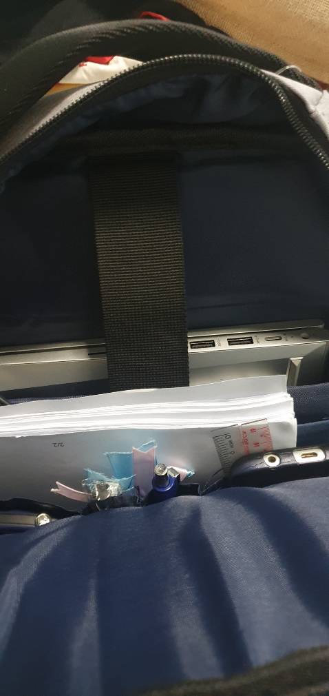 Chất liệu vải ok. Hơi to so với laptop 14 inch, có thể chứa 17 inch. Sản phẩm không giống nhưng mô tả trong hình. Trong hình thể hiện có dây kéo thể mở rộng ngăn chứa lên 19cm nhưng hàng thực nhận không có. Mới nhận hàng chưa đánh giá được độ bền, nên cho 4 sao.