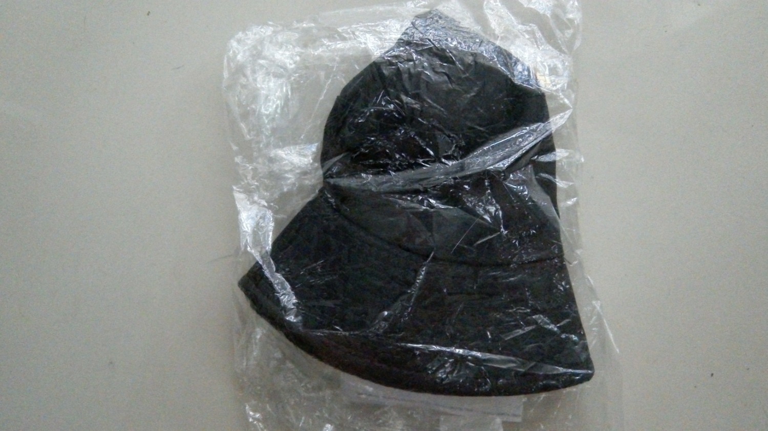 Dường như shop không còn sản phẩm trên hình hay sao mà nhét đại vô cái nón kiểu tai bèo?!Shop làm ăn gì kì lạ vậy? Tôi không tin đây là nhầm lẫn vì trên giấy giao hàng ghi rõ mặt hàng nào. Shop coi thường KH quá vậy? TÔI YÊU CẦU ĐỔI LẠI ĐÚNG SẢN PHẨM NHƯ HÌNH!