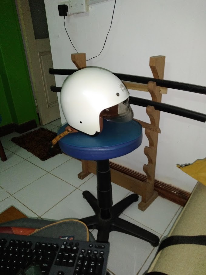 Màu trắng hơi ngà vàng. Không phải trắng toát.
Ai đầu to như mình 59 cm trở lên là khả năng cao kính không kéo hết xuống được nha.
Dù loại mình đeo là XL

Như trong ảnh là các bạn thấy có 2 lỗ thoáng khí trước mũ, không biết đi mưa có bị ướt không. Nghi lắm.