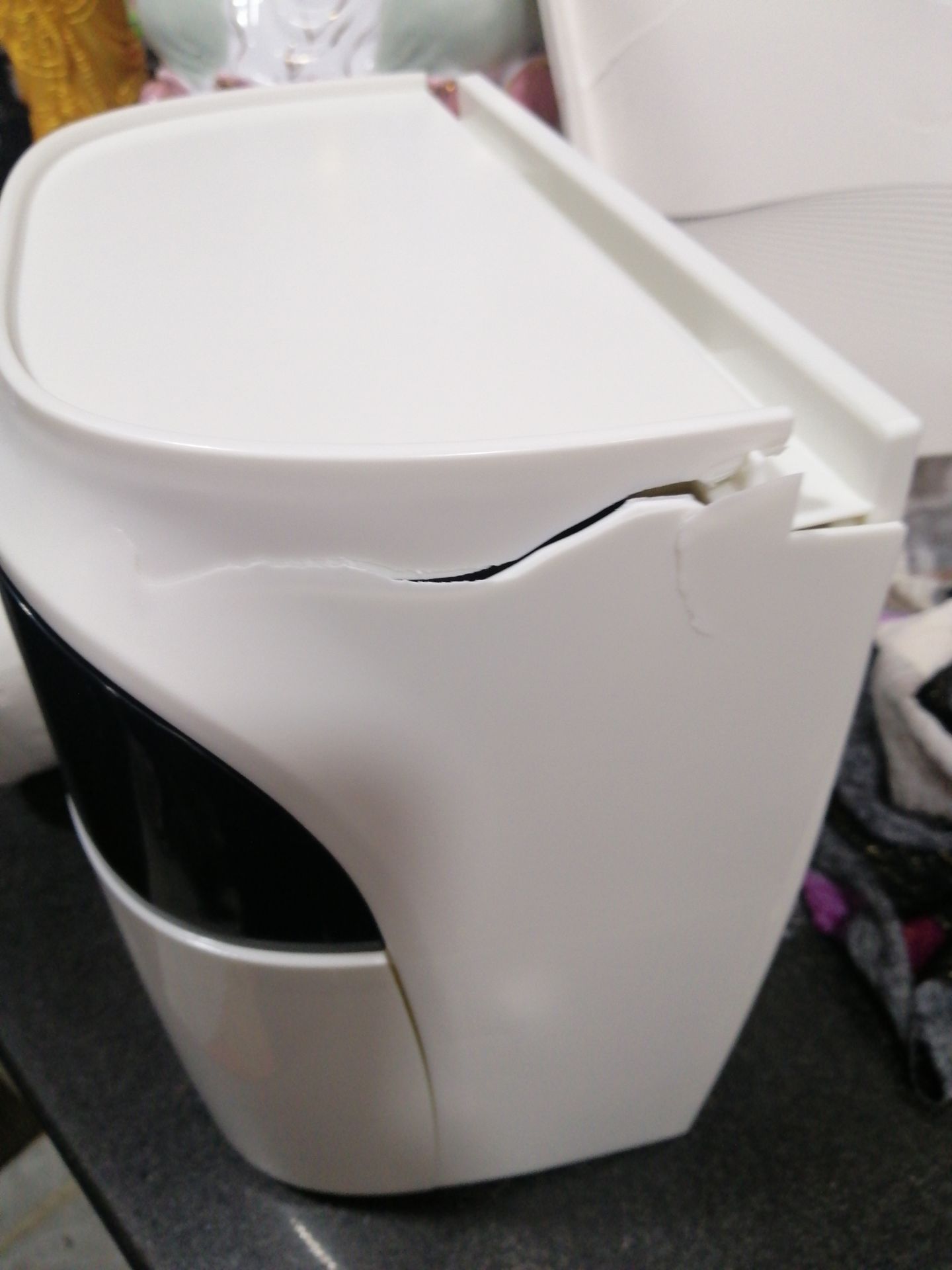 làm ăn kiểu j vậy. rồi có giải quyết đổi cái khác cho tôi ko. mua tiki rất nhiều lần rồi. lần đầu tiên thấy tình trạng tệ như vậy