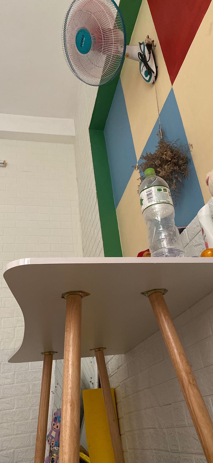 Bàn bự quá trời may mà vận chuyển k sứt mẻ gì :)) shop cho dư 1 cây đinh chứ k cho dư nhiều, shop cũng k kèm theo cây vặn. Giao hàng cũng khá nhanh~ mình con gái lắp bàn này cỡ 30p hơn tí