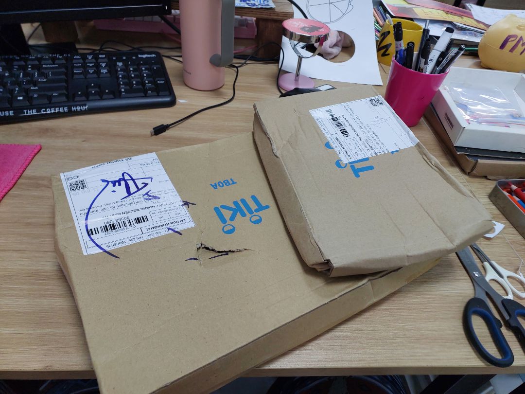 Lần trước mình cũng mua đồ xe đạp từ đúng shop này giao HCM ra HN thấy hộp cũng ổn áp lắm mà lần này nhìn hơi kiểu tức giận.. Chọt ở giữa này chắc kiểm tra hàng nhanh rồi :D Nhìn chung túi to, mỏng nhẹ, mà hem có chống nước đâu nha :D