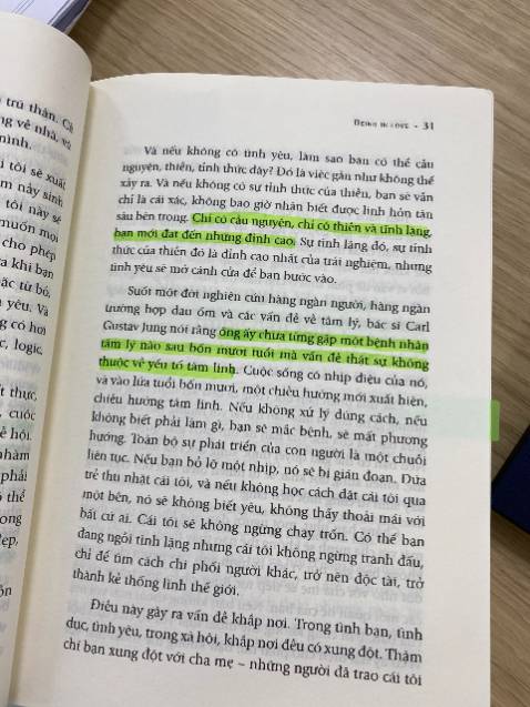 Mình từng đọc rất nhiều sách Triết học nói về Bản ngã, cái Tôi, nhưng chưa hiểu được vì sao cái tôi hình thành, và vì sao nó hình thành bên trong chúng ta. Với Yêu của Osho đã làm dc điều đó, cái tôi sinh ra từ gia đình (cụ thể là sự bao bọc yêu thương của cha mẹ làm chúng ta hình thành dần cái suy nghĩ mình là "cái rốn của vũ trụ", mình mang cái Tôi đó kè kè bên mình ra đời, áp cái Tôi vào mọi thứ trong đời sống...nên muốn gỡ bỏ cái tôi phải giải quyết từ gia đình. 

Cái tôi phải nên có để đủ dũng cảm đương đầu với xã hội, nhưng k nên đem nó đi suốt cuộc đời. Giống như vỏ của hạt mầm, thoạt đầu là bảo vệ nhưng nếu k bóc vỏ và nảy mầm thì hạt giống vẫn chỉ là hạt giống và tiêu hủy thôi. Còn bóc vỏ rồi hạt giống sẽ nảy mầm thành cây - một chu kỳ sống mới ở một hình thái xuất hiện (giống như đâu đó có ai đó đã nói Luân hồi không nhất thiết phải chết đi là vậy).

Tựa sách là Yêu nhưng nội dung rất sâu sắc, đi sâu về cái Triết lý để hoàn thiện chính mình từ những góc nhìn rất hay. Sách Osho vừa đọc vừa chiêm nghiệm thì mới hiểu được những tinh túy của người được.

Rất recommend nên đọc.