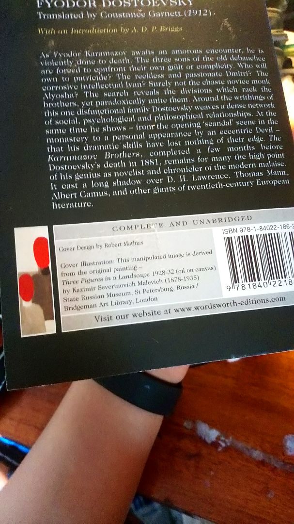 Sách nhàu bìa trầy xước , bẩn bụi, cũ nát cứ như quăng quật cả thế kỷ rồi đem bán cho khách hàng!