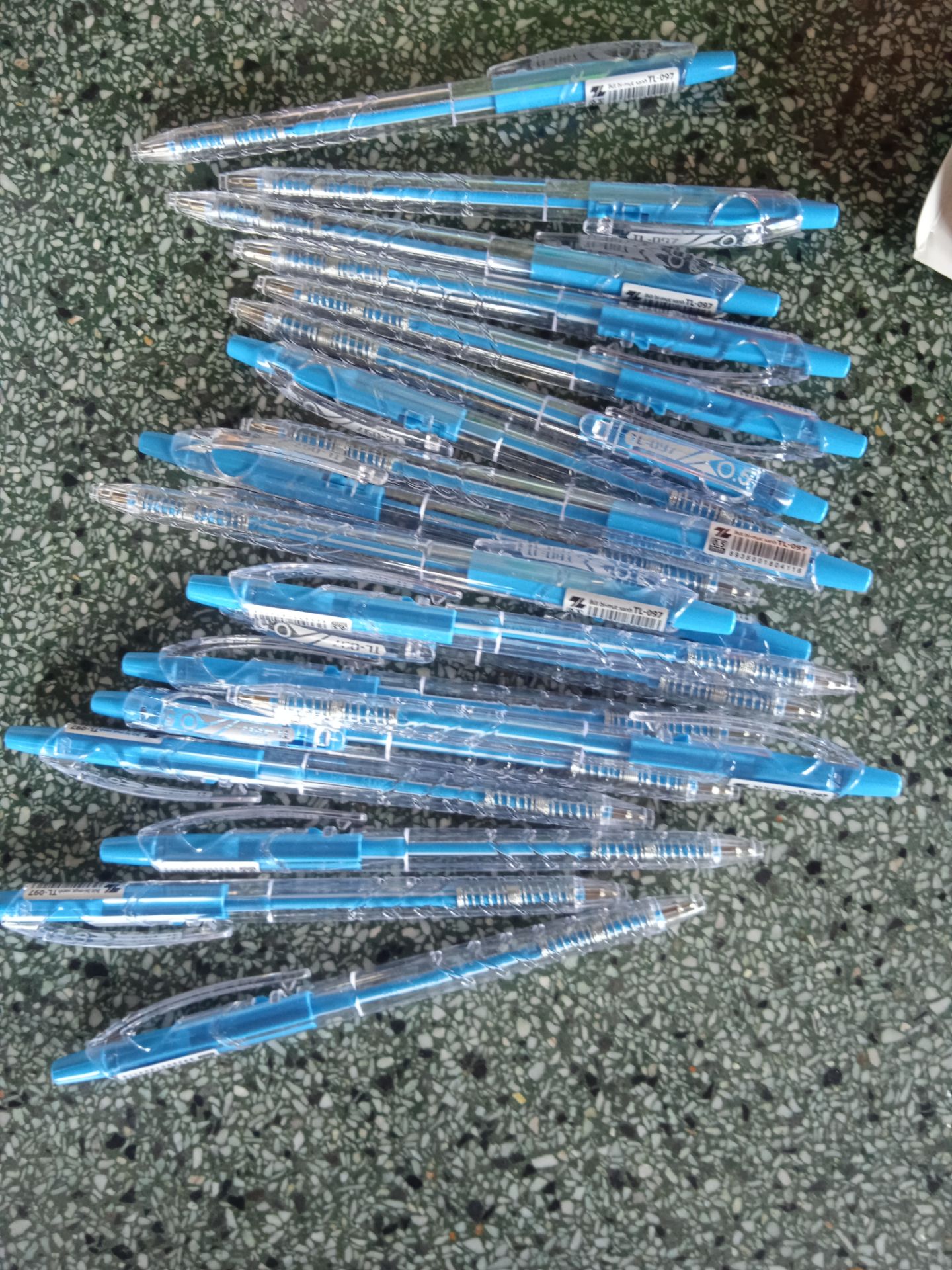 Viết trơn,êm,mực ra đều. Luôn tin dùng sản phẩm bút của Thiên Long. giao hàng quá nhanh. Tặng Tiki 2 chữ tuyệt vời