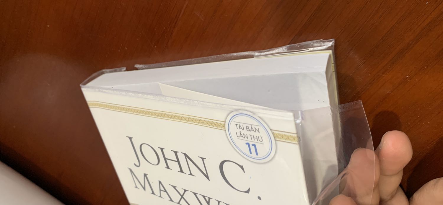 Trước giờ mình đều mua sách trên Tiki và đều hài lòng vì cách phục vụ rất tốt của Tiki, từ giao hàng nhanh đến bọc bookcare rất đẹp. Riêng lần này mình thật sự rất không hài lòng. Tiki giao sách nhanh hơn dự kiến nhưng sách mình nhận lại được bọc rất cẩu thả, đường viền dập nham nhở, thậm chí vừa cầm lên đã bung ra. Tiki nên xem lại chất lượng phục vụ! Hy vọng đây là lần đầu tiên cũng là lần cuối cùng mình thất vọng về Tiki như này!