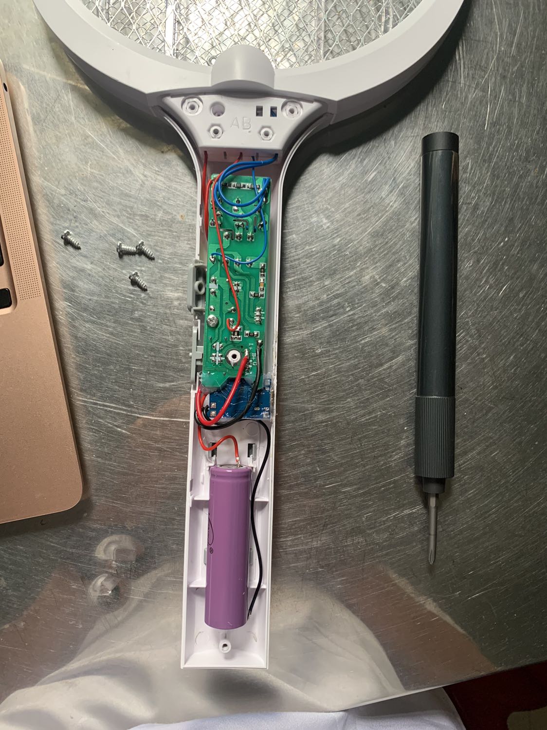 Vợt khá ok. Dùng cổng sạc Micro USB khá lỗi thời nên Ae nào biết chút về điện thì có thể mua thêm mạch sạc type C 15k về độ nữa là dùng chung sạc với điện thoại đời mới cho tiện. Tiện thể thay luôn 2 dây nguồn pin bằng dây to hơn sẽ thấy mạnh hơn kha khá, do dây của nhà sản xuất khá nhỏ.