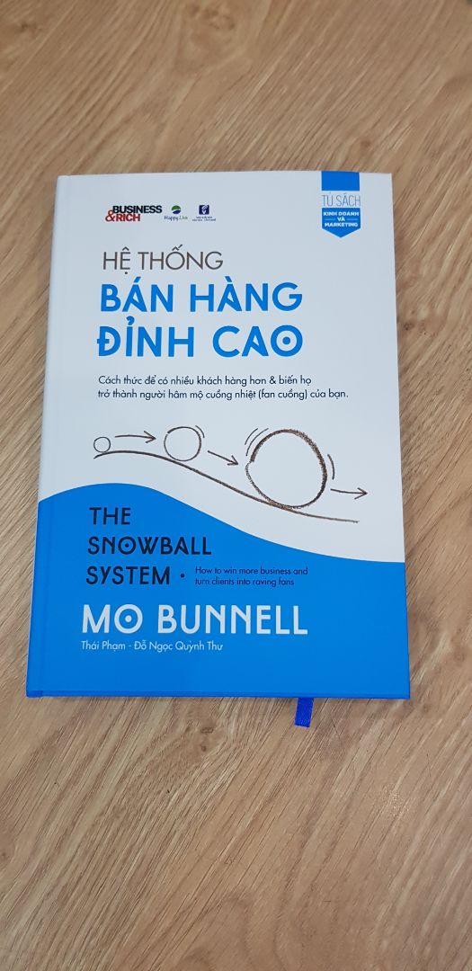Sách in đẹp, chất lượng, nhưng giá tiền hơn cao.  Nội dung nói về cách phát triển mối quan hệ và hệ thống khách hành trong kinh doanh các khóa đào tạo. Sách  chỉ ra được 4 nhóm khách hàng hay gặp, cách bán hàng cho các khách hàng này. Sách phù hợp với những người đã có nền tảng kinh doanh và bán hàng để nâng cao kĩ năng.